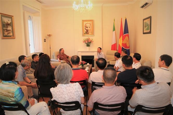 苏林部长造访越南驻意大利大使馆。