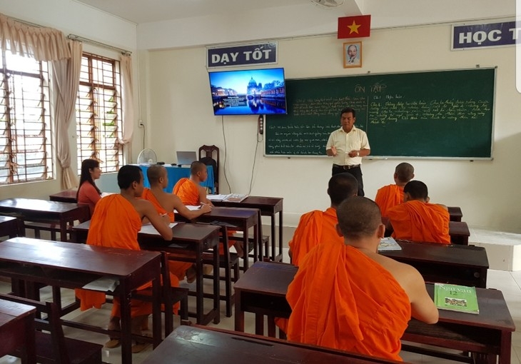 南部中级文化补习学校 –培养南部各省高棉僧尼的地方。