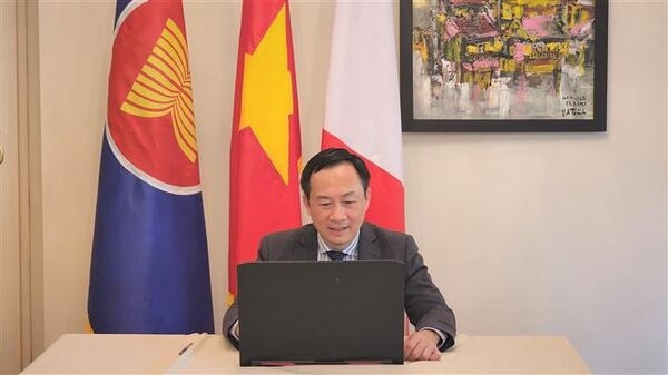 越南驻意大利大使杨海兴在签字仪式上发表讲话。