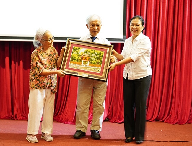 越南友好组织联合会主席阮芳俄向陈青云教授和黎金玉教授送纪念品。