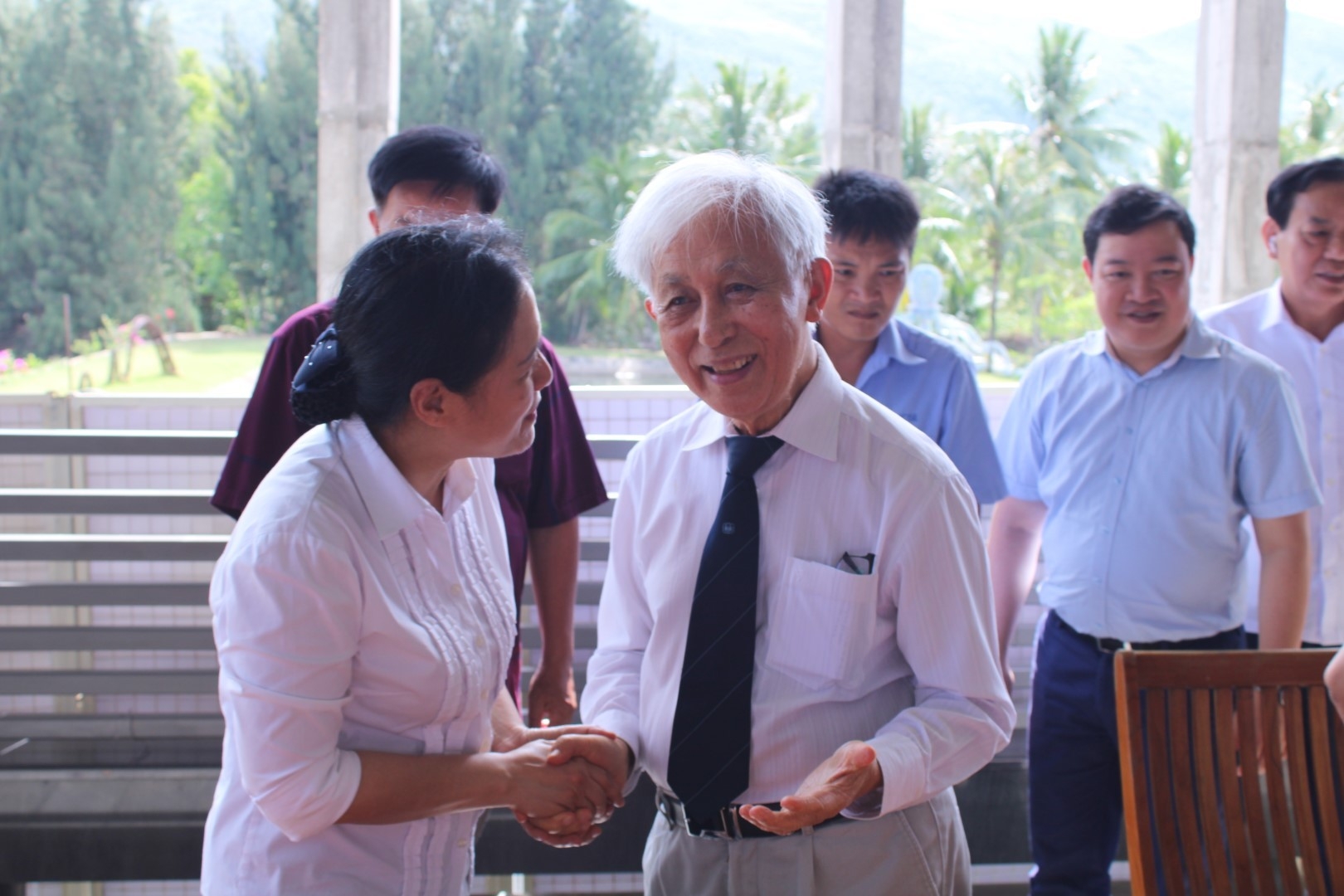 阮芳俄大使和陈青云教授。