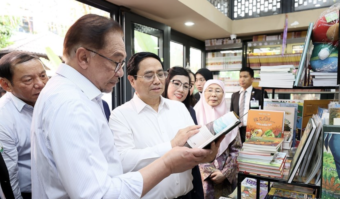 越南政府总理范明政和马来西亚总理安瓦尔·易卜拉欣在书街看书。