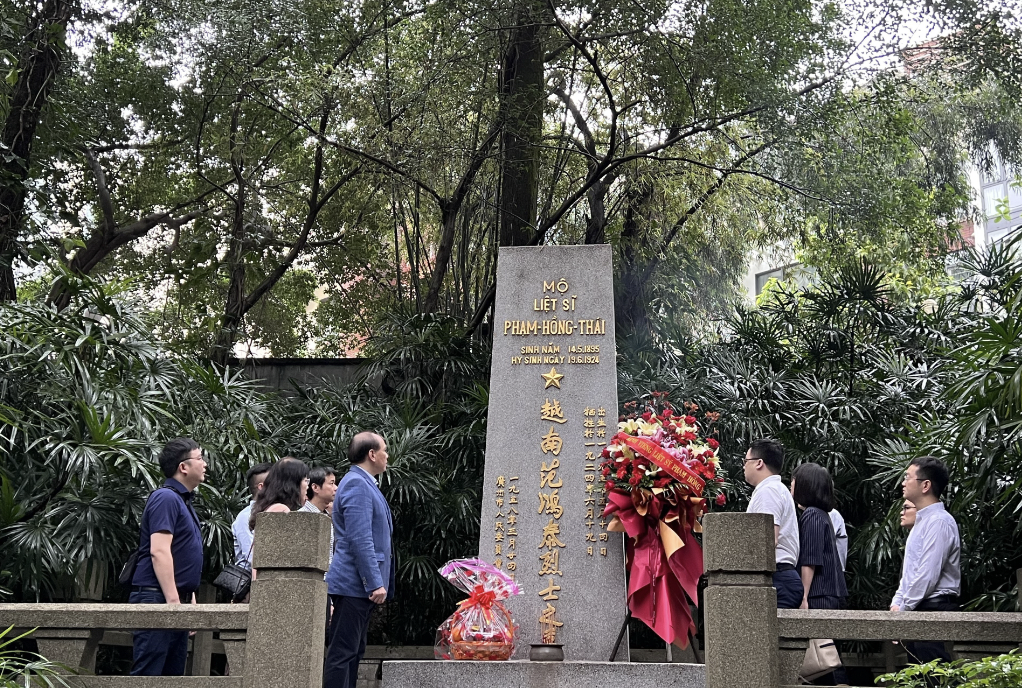 越南驻中国广州总领事馆代表团祭拜范鸿泰烈士。