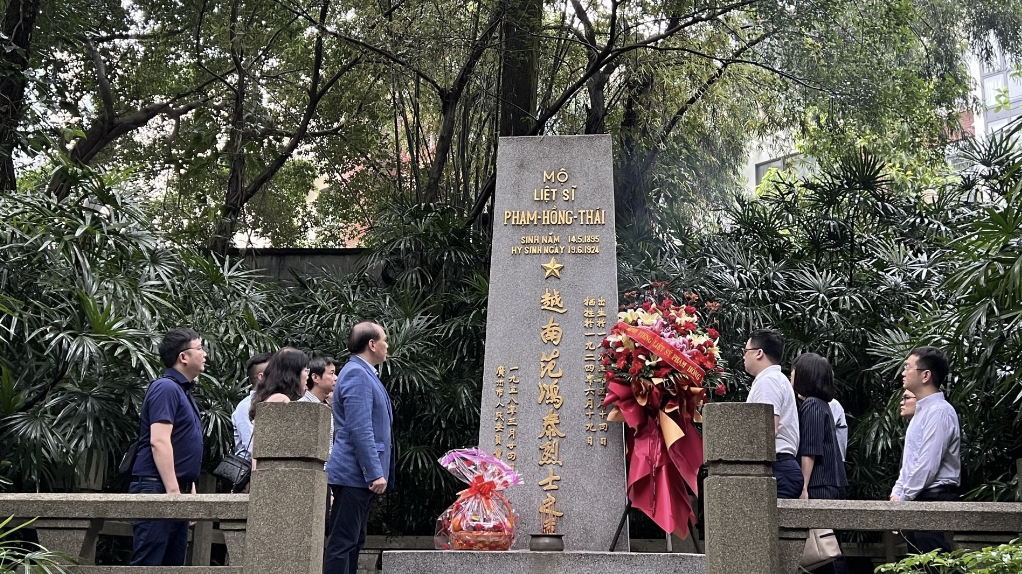 越南驻广州总领事馆代表团悼念英雄烈士