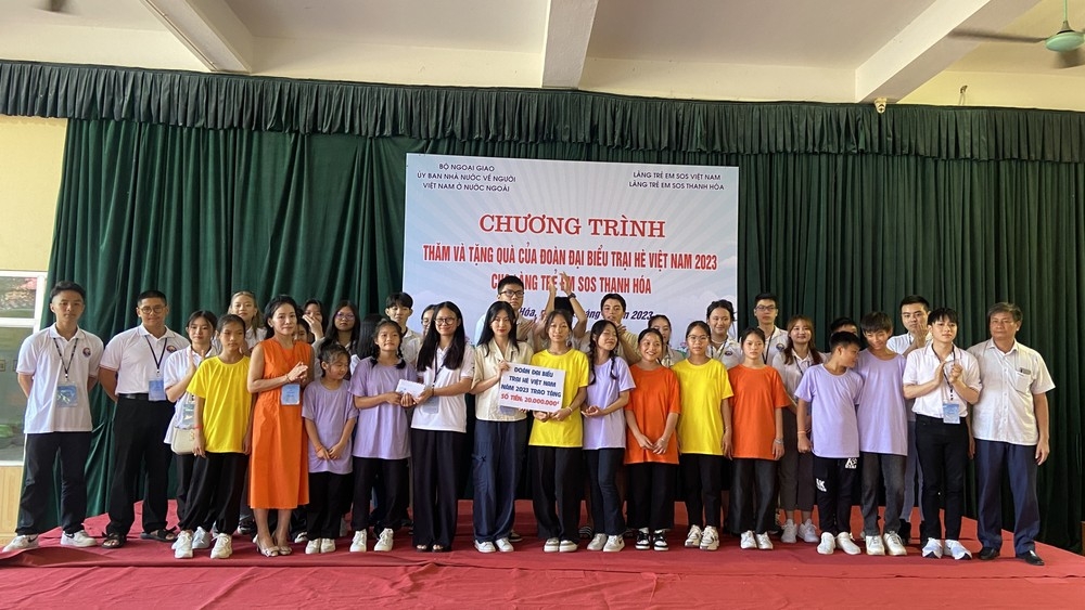 海外越南青年和学生在清化SOS儿童村看望儿童，并向孩子们赠送礼物。