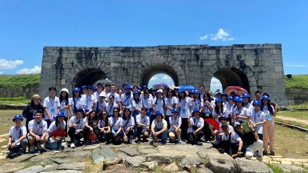 2023年越南夏令营：海外越南青年在清化体验许多有意义的活动