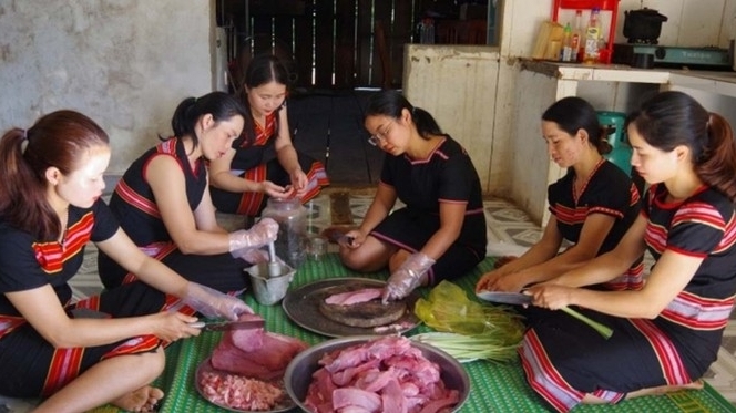 在妇女运动中发挥旗帜作用