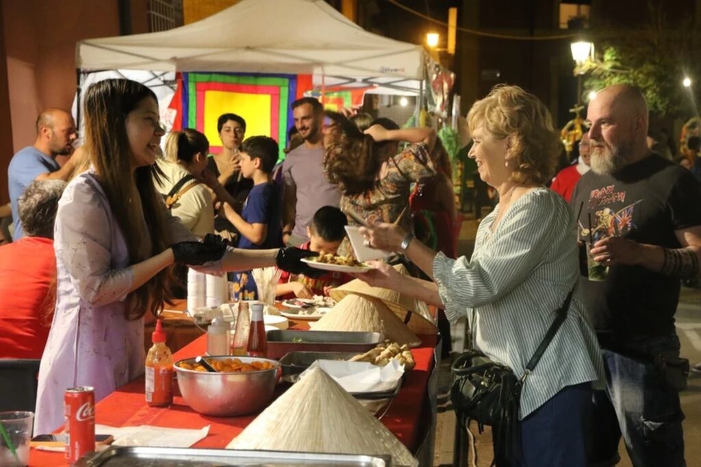 意大利和国际食客享用越南菜肴。