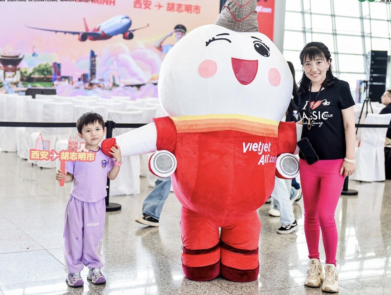 7月2日，连接中国陕西省省会西安与胡志明市的航线开通仪式在西安咸阳国际机场隆重举行。