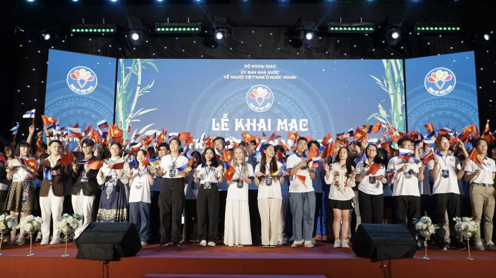 全球越南青少年欢聚一堂，共庆2024年越南夏令营开幕