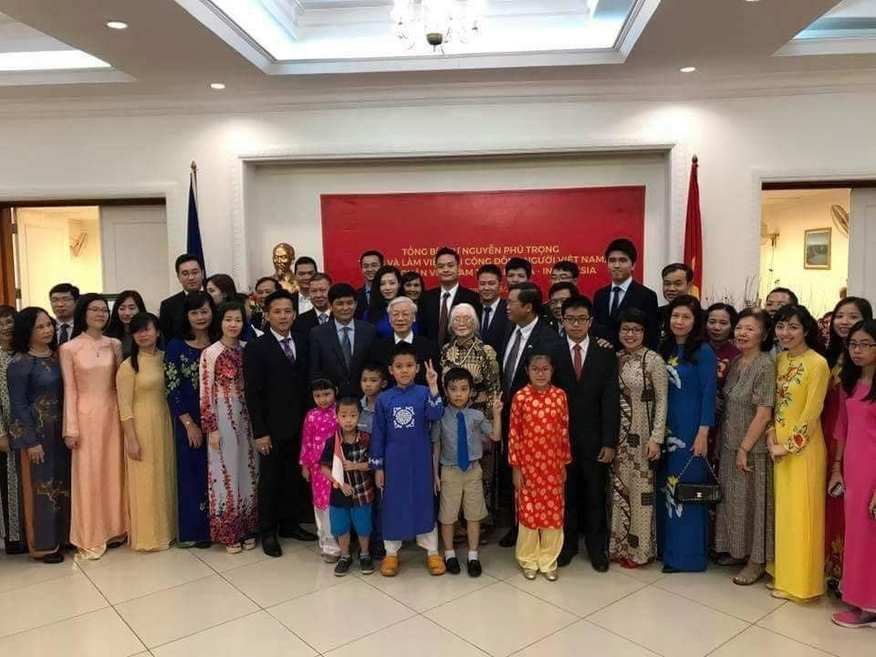 2017年8月访问印度尼西亚期间，总书记与越南驻印度尼西亚大使馆官员合影留念。站在他旁边的是 Hoang Anh Tuan 先生的母亲。