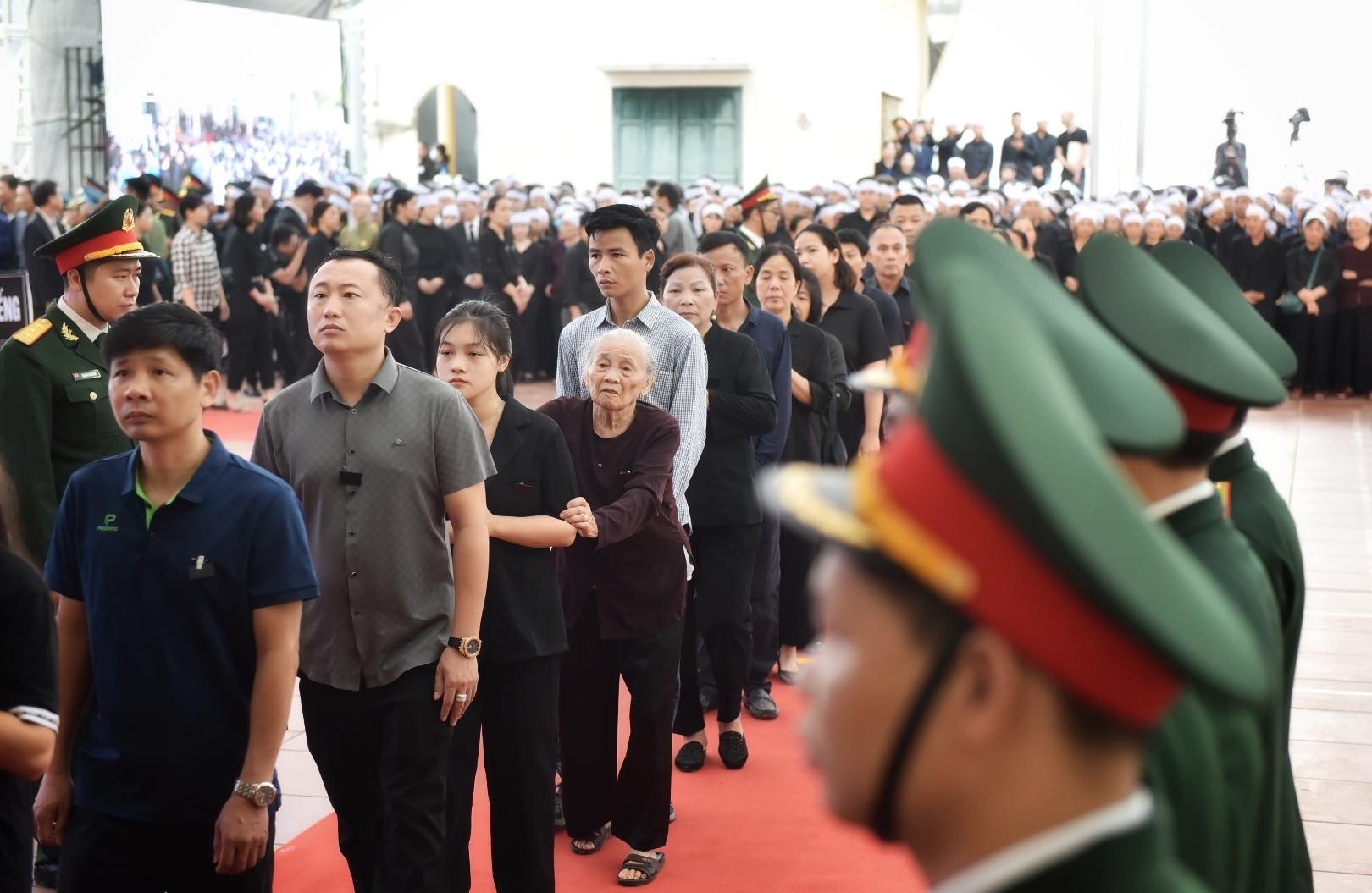 民众前往吊唁阮富仲总书记需携带公民身份证