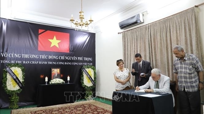 越南驻外代表机构举行已故阮富仲总书记吊唁仪式并设吊唁簿
