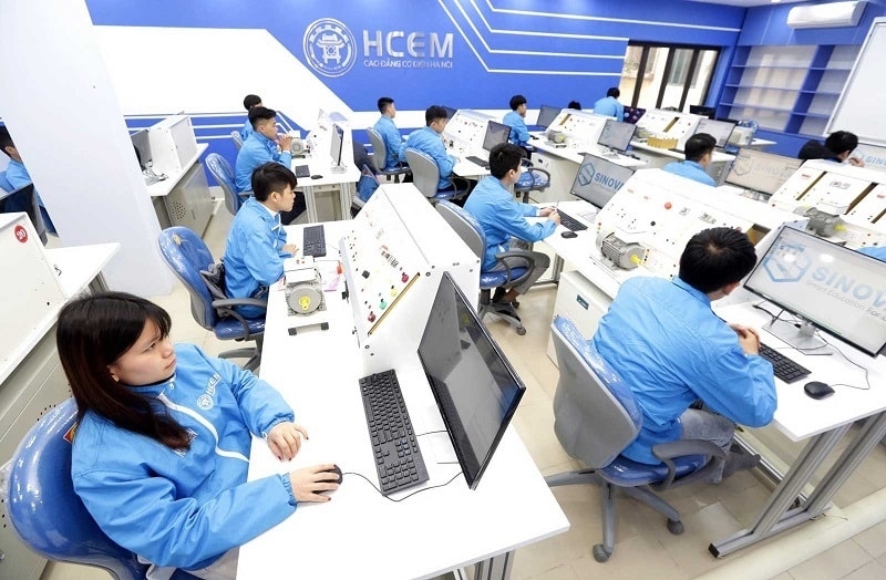 高素质人力资源是国民经济发展的前提条件。