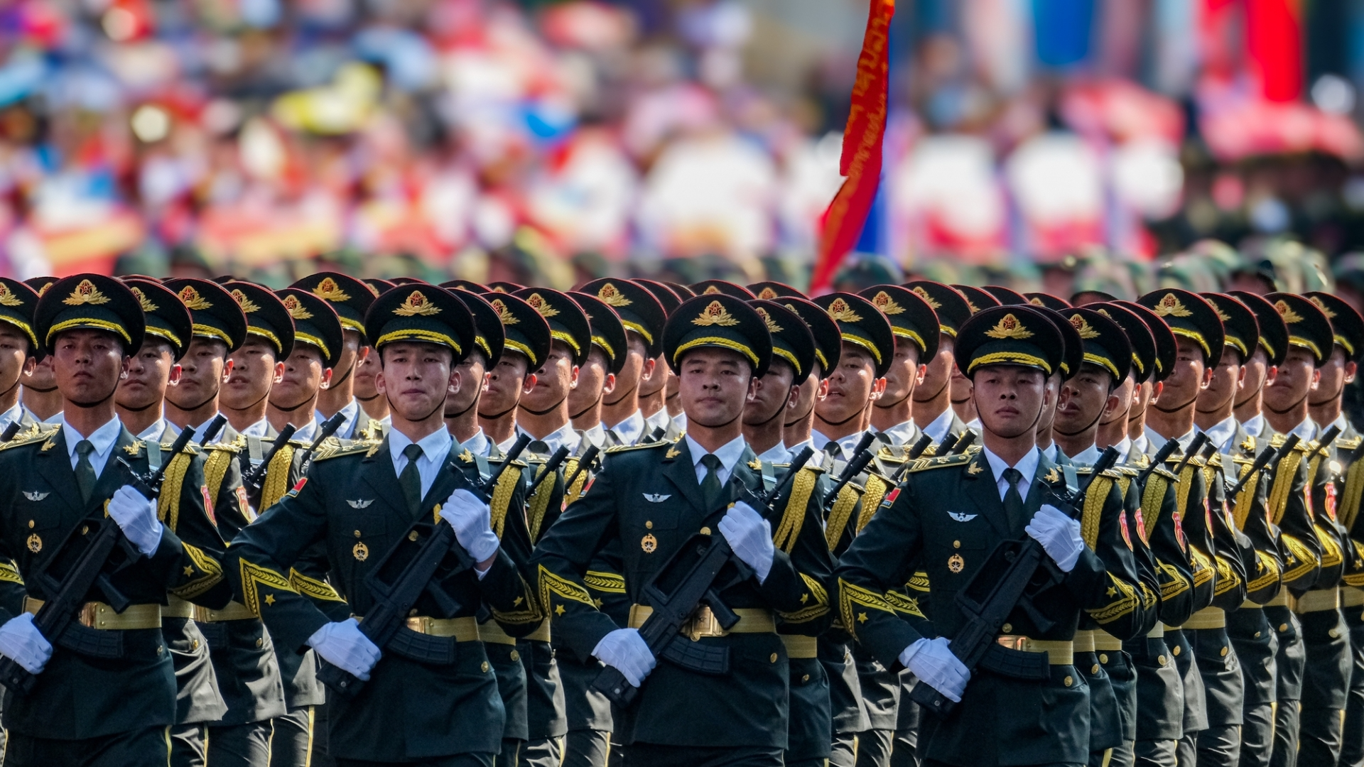 中国人民解放军方队参加越南“南方解放、国家统一50周年”庆典阅兵式。