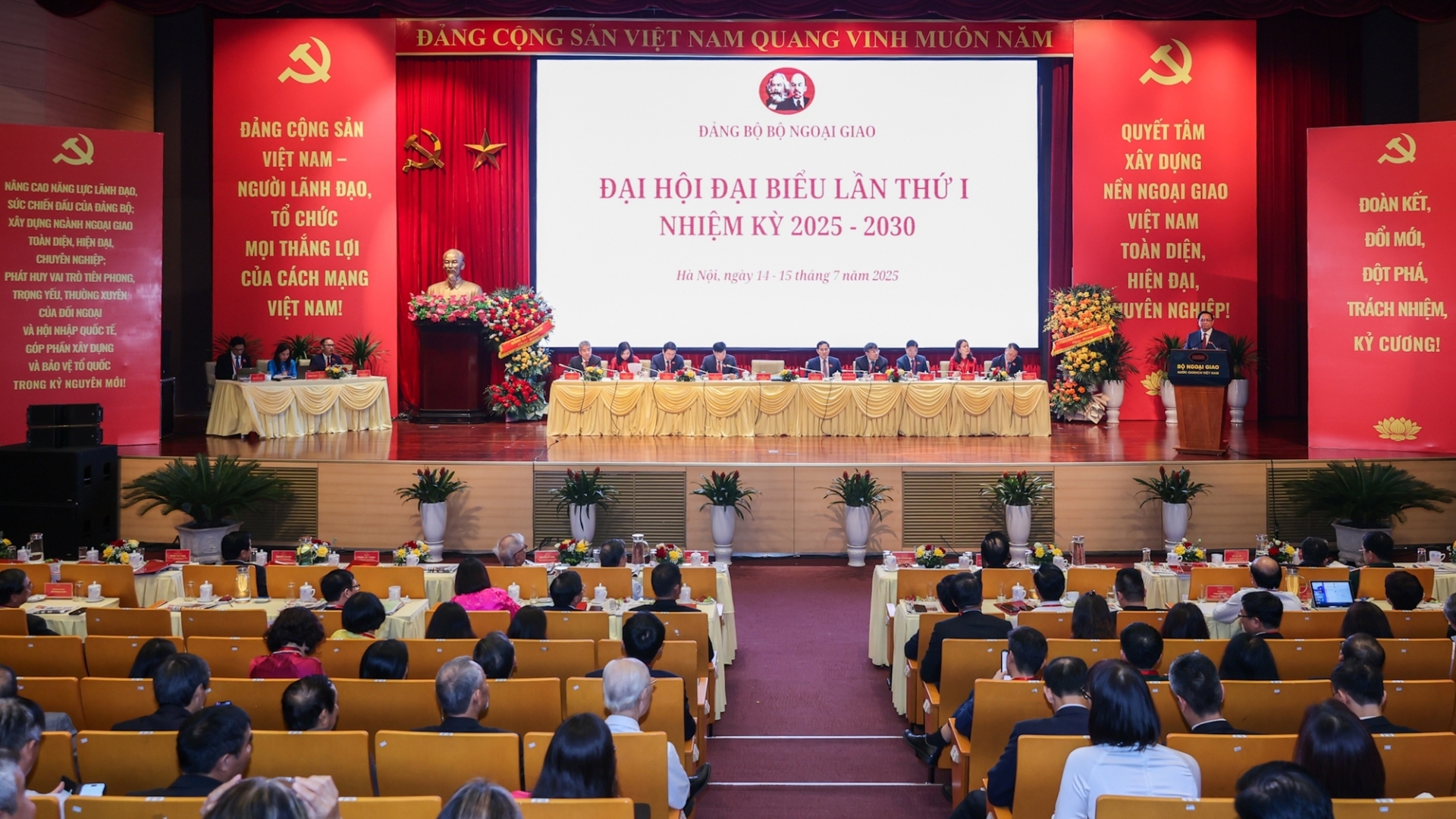 范明政总理：越南外交要当好新时期'开路先锋'