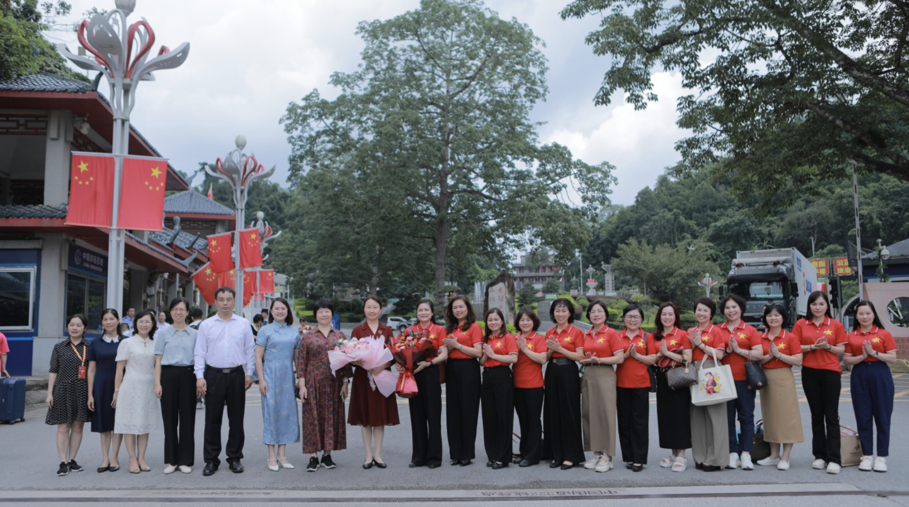 越南妇女联合会（简称“越南妇联”）代表团于七月十五日开启对中国广西的友好工作访问。该代表团由越南妇联常务副主席杜氏秋草同志率领，成员包括谅山、高平、广宁、宣光、海防等省市的妇联代表。此访的核心议程是出席在广西举办的“2025年东盟妇女发展合作交流论坛”。该论坛旨在深入探讨数字时代赋予女性的机遇与挑战，分享各国成功经验，以提升女性地位，促进区域内的性别平等。此行亦为越南妇女代表团，特别是边境省份的代表，提供了一个增进与广西妇女界友好情谊、拓展合作渠道的宝贵平台。访问期间（7月15日至18日），代表团除出席主论坛外，还将参加两场圆桌对话会，议题分别为“数字时代女性的职业机遇与挑战”及“‘她-电子商务’——女性引领的跨境电商实践”。此外，行程还包括参观考察五象新区的爱致云人工智能产业园和广西博物馆。此次交流活动意义深远，不仅巩固了国际合作关系，提升了女性在国际一体化进程中的地位与能力，更进一步加深了中越两国妇女的友谊，为未来更持续、更高效的合作奠定了坚实基础。