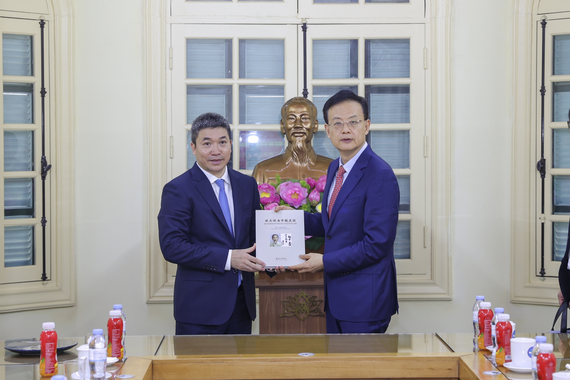向潘英山主席送纪念品