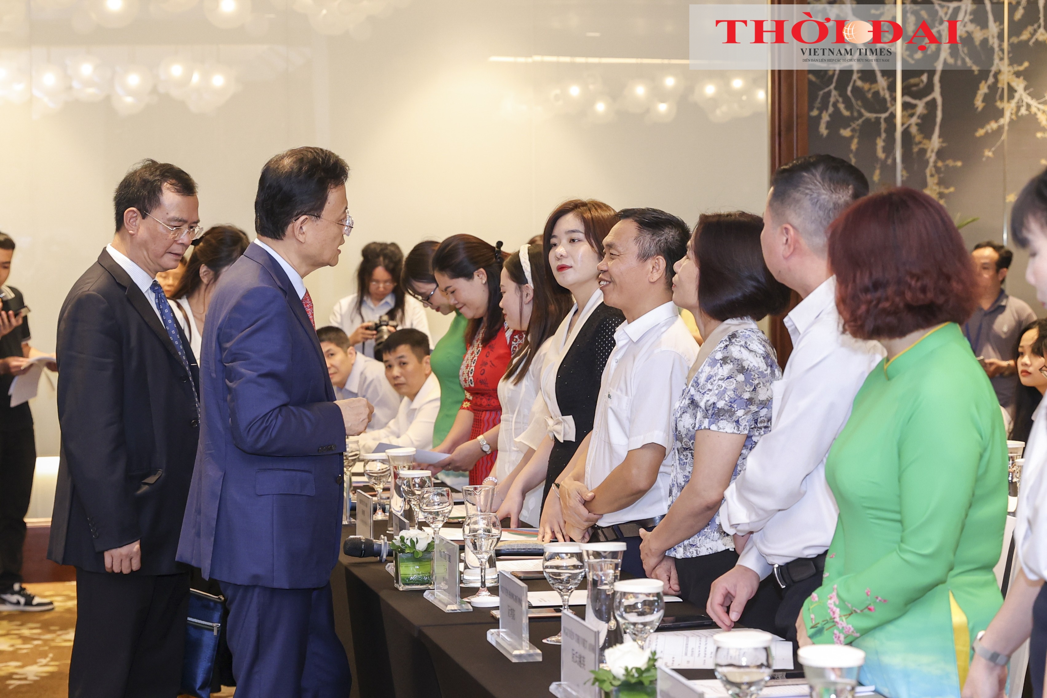 广西壮族自治区外事办公室主任、广西人民对外友好协会会长魏然与与会代表交流。
