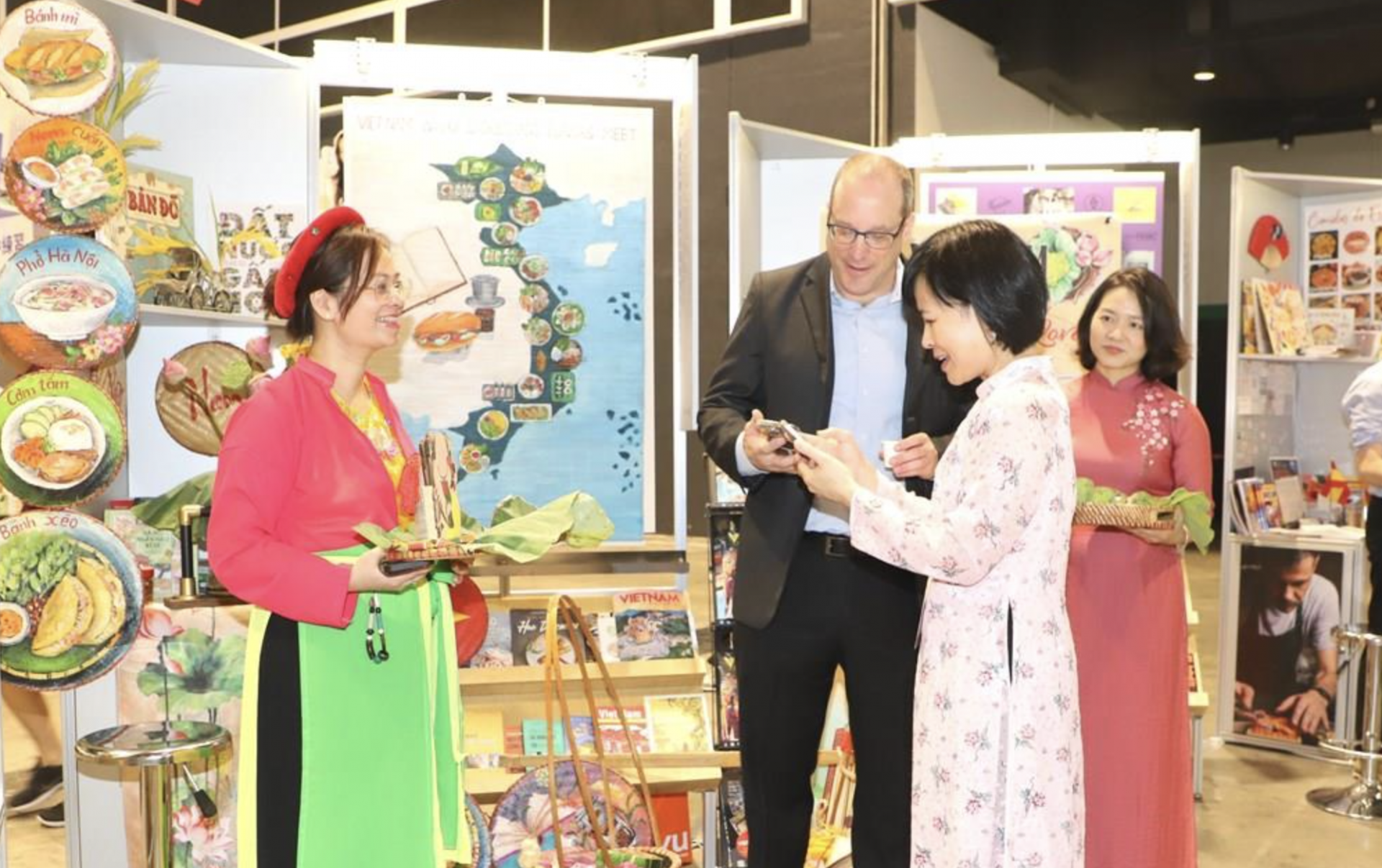 越南饮食文化展台在香港书展吸引众多参观者