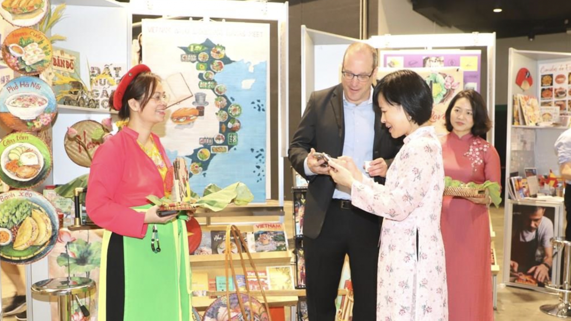 越南饮食文化展台在中国香港书展吸引众多参观者