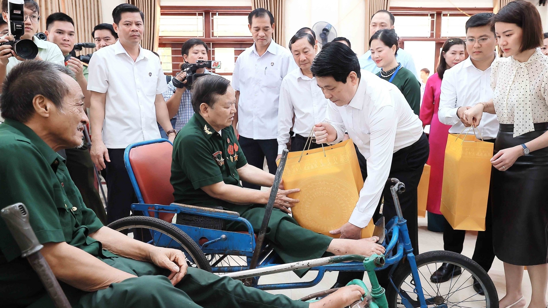 发挥传承“饮水思源”精神：梁强主席慰问革命功臣