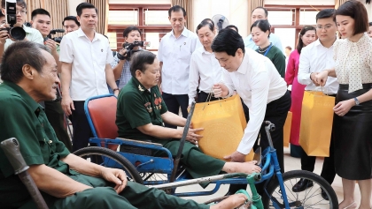 发挥传承“饮水思源”精神:梁强主席慰问革命功臣