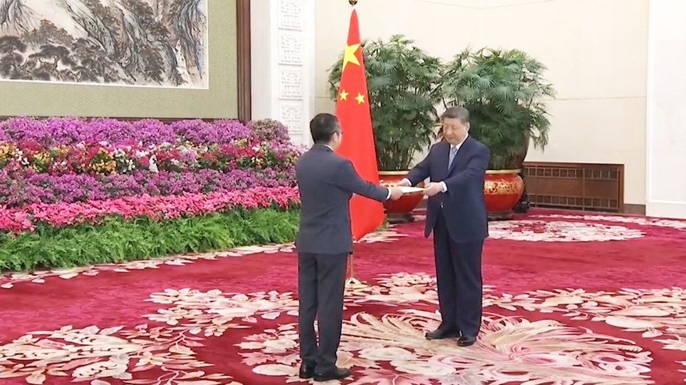 范清平大使向中国国家主席习近平递交国书。 （图为中国央视视频截图）
