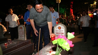 范明政总理出席长山国家烈士陵园缅怀英烈'点燃感恩烛光'仪式