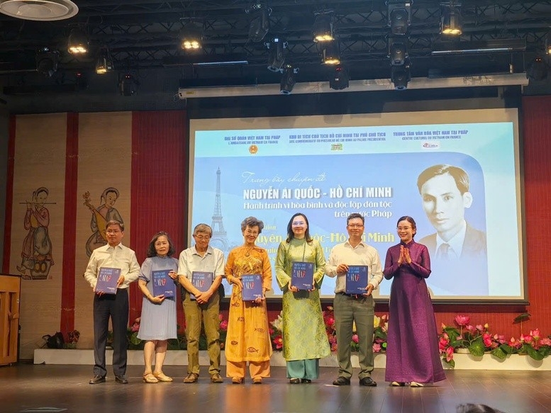 主席府胡志明主席遗迹区主任黎氏凤向与会代表赠送《阮爱国、胡志明与法国》一书。(图:越南《政府报》)。 主席府胡志明主席遗迹区主任黎氏凤向与会代表赠送《阮爱国、胡志明与法国》一书。(图:越南《政府报》)。