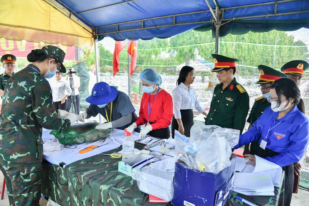 越南西宁省后义社德和烈士陵园采样组成员正进行烈士遗骨采样，以服务于DNA鉴定工作。