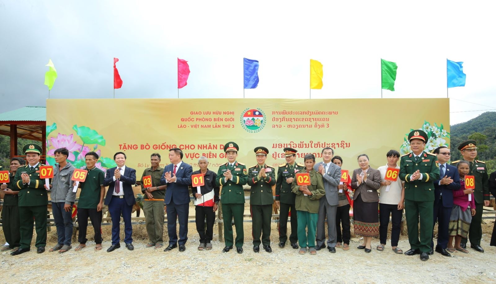 潘文江大将与坎良·乌塔凯颂大将、两国国防部代表团以及义安省领导出席老挝人民民主共和国博利坎赛（Bolikhamsai）省252边防连边境工作配合站的动工仪式。这是第三届越老边境国防友好交流活动的一部分。