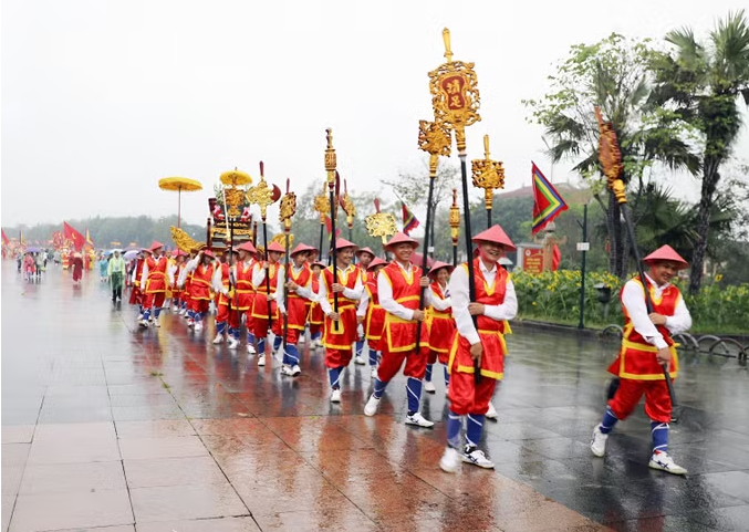 各乡、坊向雄王庙国家特别历史遗迹区举行轿子游行仪式。(图源:越通社) 各乡、坊向雄王庙国家特别历史遗迹区举行轿子游行仪式。(图源:越通社)