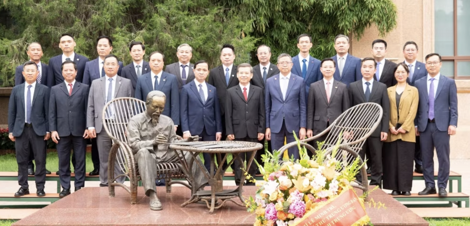 黎明智同志、范青平大使与越南共产党代表团在中国驻华大使馆院内的胡志明主席像前合影留念。