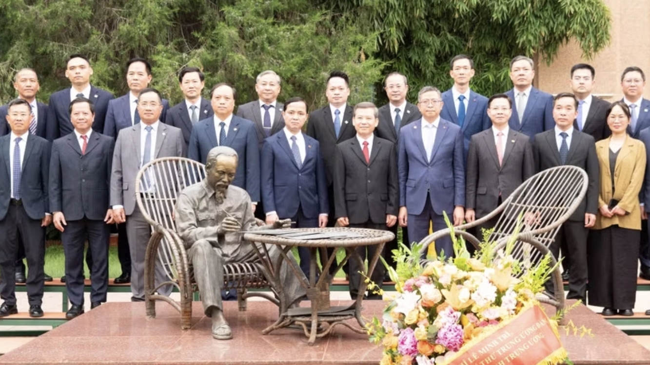黎明智同志访问越南驻华大使馆并同馆员座谈