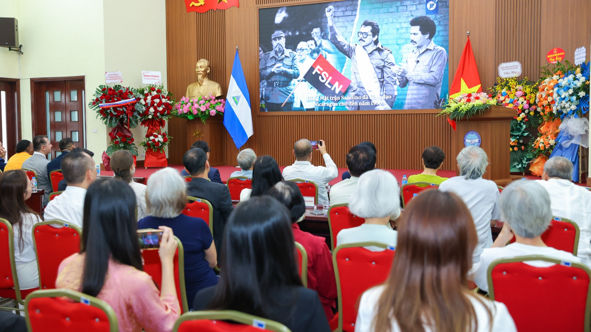 与会代表观看介绍桑地诺革命及桑地诺民族解放阵线突出成果的短片。(图源:丁和) 与会代表观看介绍桑地诺革命及桑地诺民族解放阵线突出成果的短片。(图源:丁和)