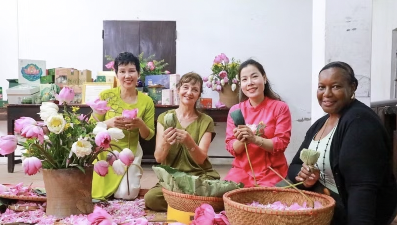 游客体验广安荷花茶窨制工艺。 游客体验广安荷花茶窨制工艺。