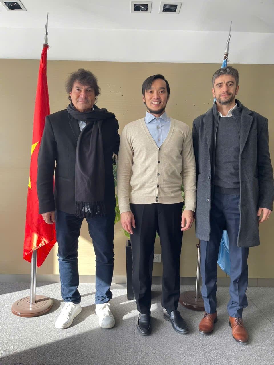 越南驻阿根廷使馆商务处(兼辖乌拉圭和巴拉圭)代表与合作伙伴在座谈会上。(图:由商务处提供) 越南驻阿根廷使馆商务处(兼辖乌拉圭和巴拉圭)代表与合作伙伴在座谈会上。(图:由商务处提供)