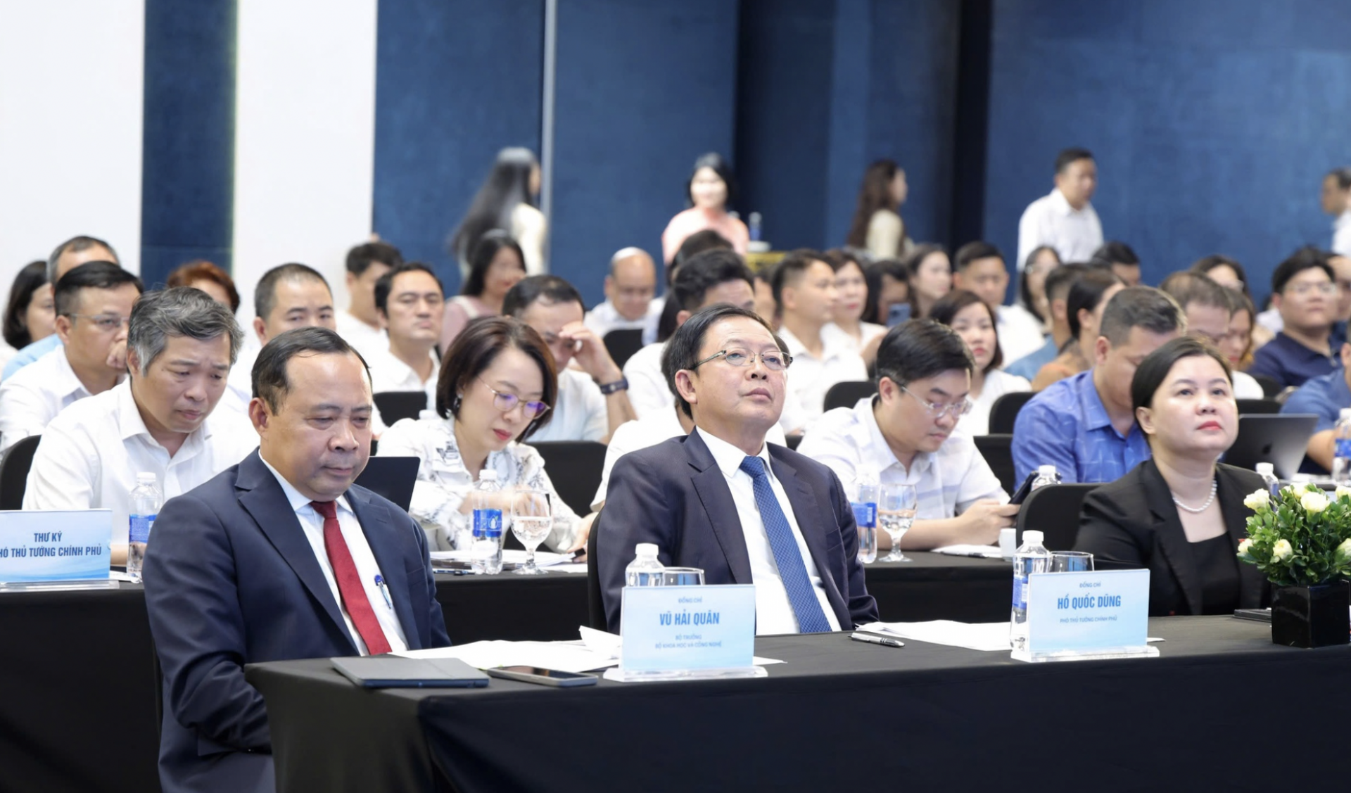 胡国勇(Hồ Quốc Dũng)副总理出席“科技、创新与数字化转型体制——破解瓶颈 开启发展”会议。 胡国勇(Hồ Quốc Dũng)副总理出席“科技、创新与数字化转型体制——破解瓶颈 开启发展”会议。