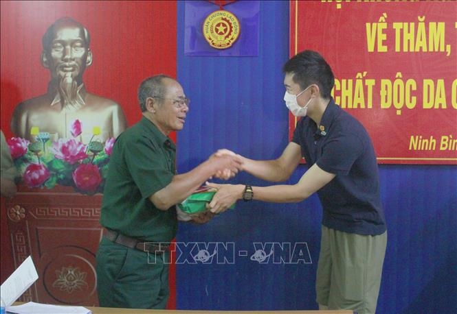 热爱越南日本人协会向宁平省橙剂受害者赠送慰问品。图自越通社