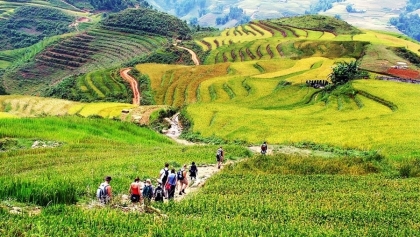 西北地区人民正在逐步实现从事山上旅游工作的梦想