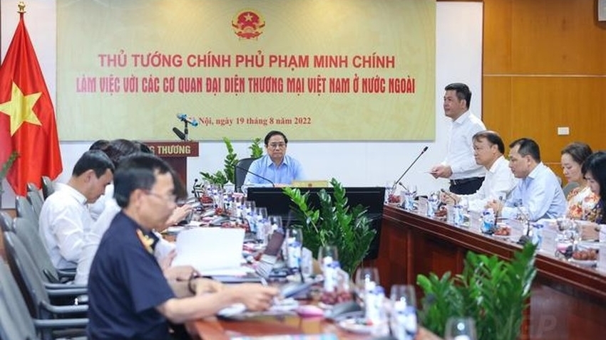 越南政府总理范明政与越南驻外经济商务机构视频会议召开