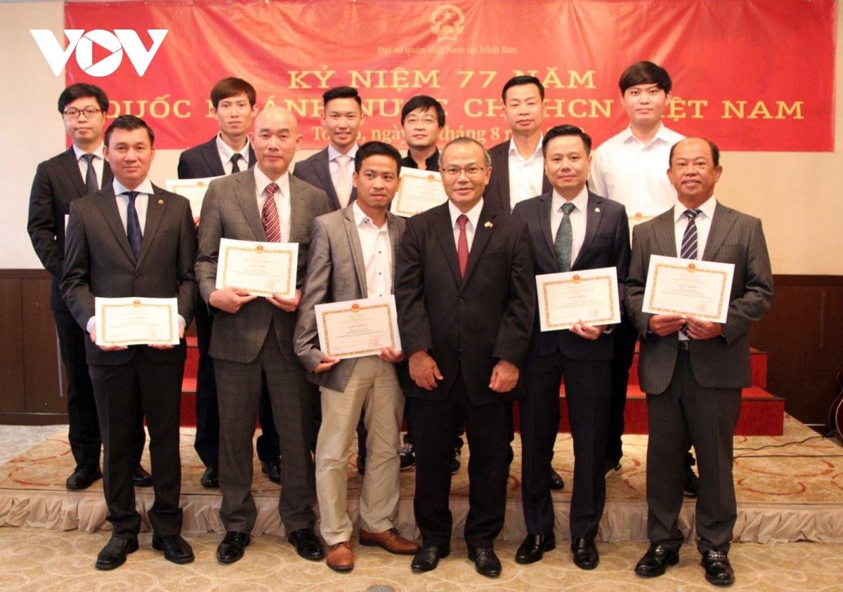 武宏南向为旅日越南人群做出诸多贡献的6个集体和32名个人颁发了奖状。图自vov.vn