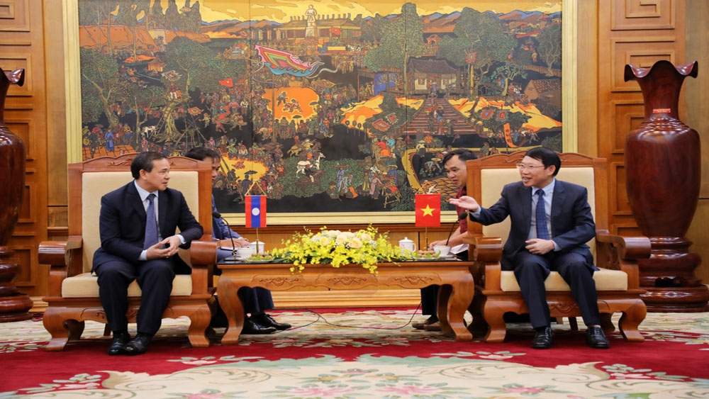 老挝驻越南特命全权大使森菲特·洪邦光与北江省人民委员会主席黎映阳。图自越通社