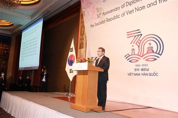 韩国外交部部长朴振在招待会上发表讲话。图自越通社