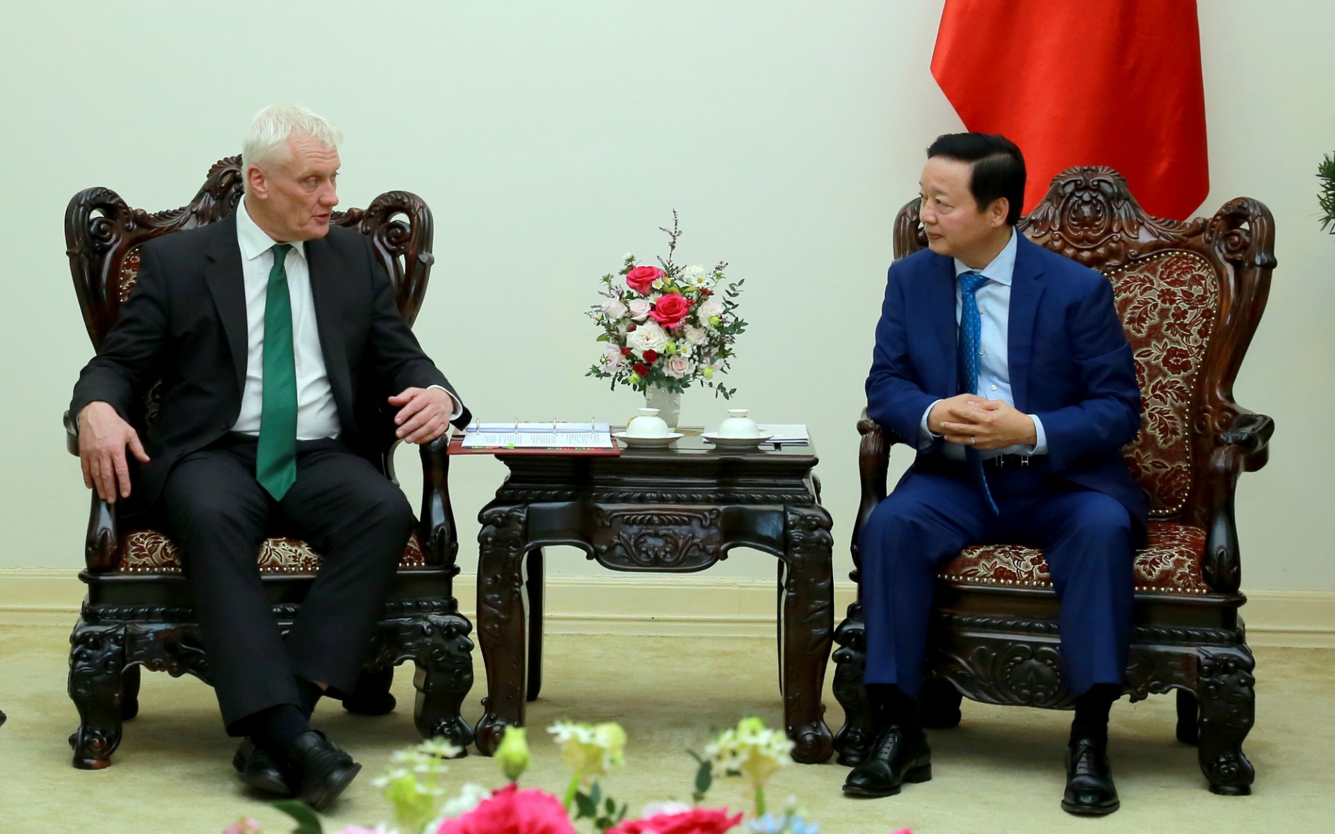 越南政府副总理陈红河会见英国能源和气候大臣格雷厄姆·斯图尔特。