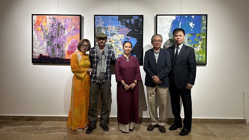 越南驻蒙古大使尹庆心与艺术家们合影。
