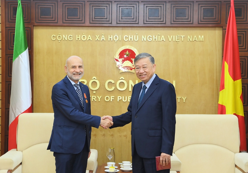 越南公安部部长苏林大将会见意大利驻越南大使安东尼奥·亚历山德罗。