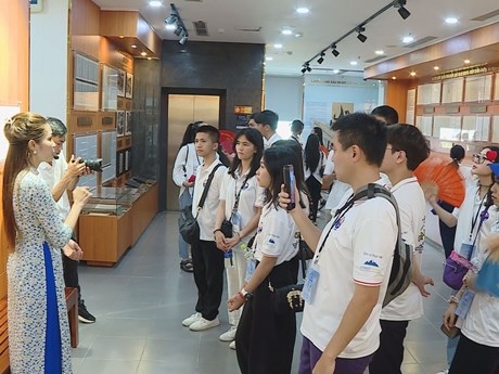 海外青年侨胞探访了岘港市黄沙陈列馆。