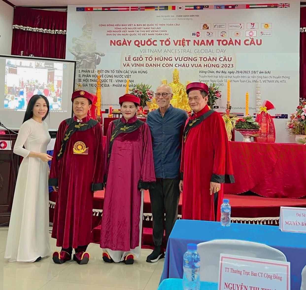 凭借在七个国家的越南社群的许多科学家和领导的大胆想法和决定，2015年，全球越南祖国日（2015）项目启动。